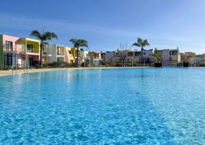 a large swimming pool in front of some apartments at Apartamentos da Orada T1-F124 Marina de Albufeira in Páteo