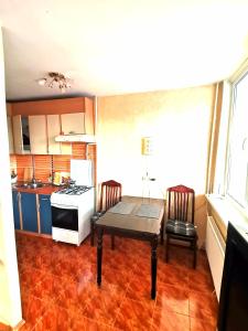 Køkken eller tekøkken på Purvciems apartment, Ieriķu 66