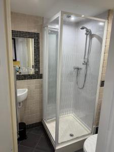 a bathroom with a shower and a sink at The Pickwick Inn in Kingsbridge +10 photos