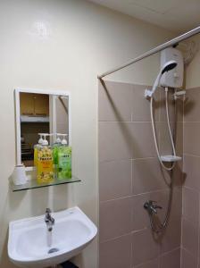Un baño de Best Condotel Staycation in Baguio - BLG321