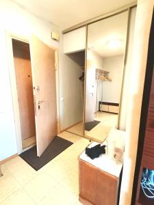 En eller flere senge i et værelse på Purvciems apartment, Ieriķu 66