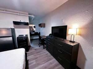 TV a/nebo společenská místnost v ubytování Studio City Suites, a Travelodge by Wyndham