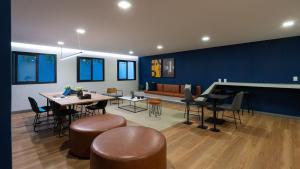 a living room with a table and chairs at By DH: Santa Cecília Prime: Sofisticação e Lazer Completo em um Só Lugar in Sao Paulo