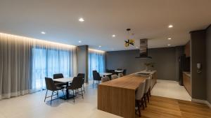 a kitchen and dining room with a table and chairs at By DH: Santa Cecília Prime: Sofisticação e Lazer Completo em um Só Lugar in Sao Paulo