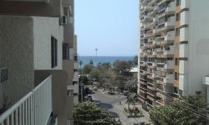 - Vistas a una calle de la ciudad desde un edificio en Apartamento en El Rodadero - El Morro, en Santa Marta