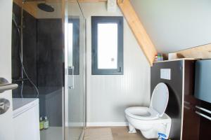 Ένα μπάνιο στο Le Tipi Bleu TINY HOUSE neuve avec terrasse et jardin