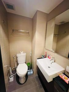 ein Badezimmer mit Toilette und Waschbecken in der Unterkunft Utopia Kathu Condo in Phuket + 3 Fotos