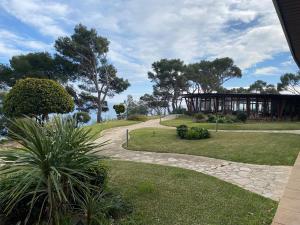 a walkway leading to a building in a park at Eden Mar Sant Antoni de Calonge in Sant Antoni de Calonge