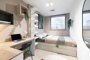 Next'Living - Luxury Private Room in a CoLiving Villa的电视和/或娱乐中心