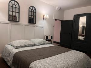 een slaapkamer met een bed en een zwarte deur bij 4 - Les pins roses in Poitiers +1 foto
