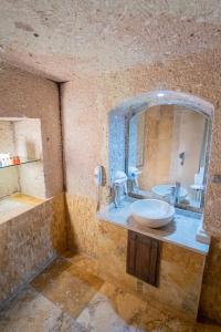 Koupelna v ubytování Kemerhan Cave Suites