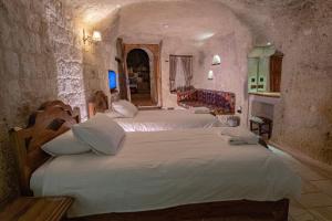 Postel nebo postele na pokoji v ubytování Kemerhan Cave Suites