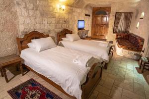 Postel nebo postele na pokoji v ubytování Kemerhan Cave Suites