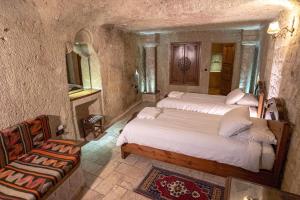 Postel nebo postele na pokoji v ubytování Kemerhan Cave Suites