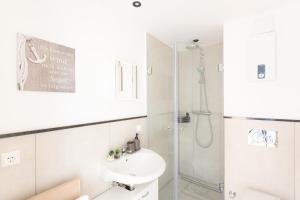 Bilik mandi di - Ocean Haven Deluxe with Coastal Charm - 2-Room Sea-Inspired Apartment 75 qm - Central Location - Elegant Nautical Design - Renovated in 2024 with TV & Netflix - Full Kitchen & Free Parking - Near Metro & Airport - King Beds -