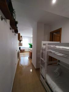 Una habitación con dos literas y un pasillo. en MIRAMAR con vistas, en Sierra Nevada 7 fotos más
