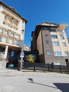 Un edificio alto con un cartel delante. en MIRAMAR con vistas, en Sierra Nevada