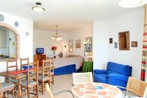 1 dormitorio y sala de estar con mesa de comedor. en Carabeo 28 Apartments Casasol, en Nerja