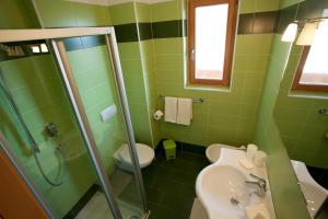 A bathroom at Gasserhof Aicha