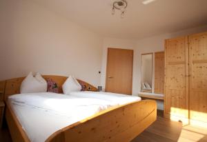 A bed or beds in a room at Gasserhof Aicha