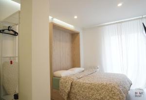 un dormitorio con una cama y una ventana en CH Madrid Sur, en Madrid