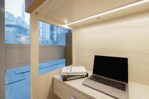 Next'Living - Luxury Private Room in a CoLiving Villa的电视和/或娱乐中心