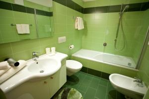 A bathroom at Gasserhof Aicha