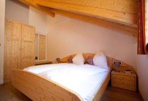 A bed or beds in a room at Gasserhof Aicha