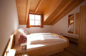 A bed or beds in a room at Gasserhof Aicha