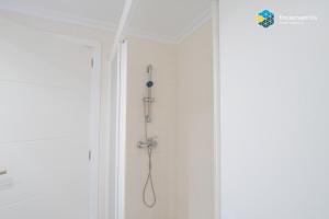 una doccia con soffione in un bagno di Apto Antic 302 Pax 4 a S'Illot Altre 19 foto