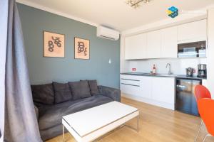 un soggiorno con divano e cucina di Apto Antic 302 Pax 4 a S'Illot