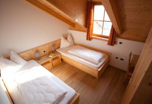 Llit o llits en una habitació de Gasserhof Aicha
