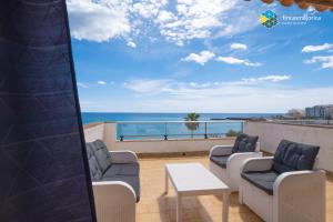 un balcone con sedie e vista sull'oceano di Apto Antic 302 Pax 4 a S'Illot