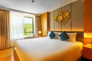 ein Schlafzimmer mit einem großen weißen Bett und einem Fenster in der Unterkunft Super 2Bdr Apartament La Vita Rawai Naiharn beach in Rawai Beach + 30 Fotos