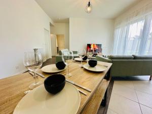 a living room with a table with wine glasses at Horizon House - Roissy CDG - Parc des Expos in Villepinte +19 photos