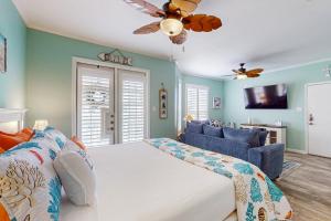 una camera da letto con un letto grande e un divano di Island Getaway a Padre Island