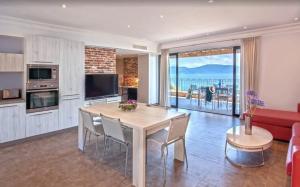 a kitchen and living room with a table and chairs at Appartement avec vue sur la mer à Olmeto in Olmeto