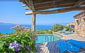 una villa con piscina e oceano di Villa moderne avec piscine privée à Olmeto - 95 m² a Olmeto