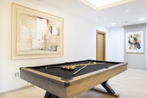 Next'Living - Luxury Private Room in a CoLiving Villa内的一张台球桌