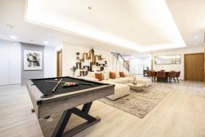 Next'Living - Luxury Private Room in a CoLiving Villa内的一张台球桌
