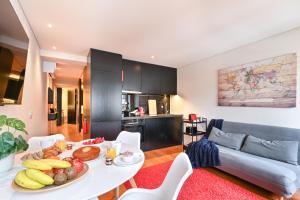 a room with a table with a plate of food on it at Abrigo Muralha By Sé Apartamentos in Braga
