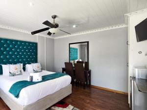 una camera da letto con un letto e una sala da pranzo di Mikasa Guesthouse a East London