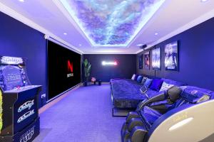 Next'Living - Luxury Private Room in a CoLiving Villa的电视和/或娱乐中心