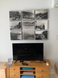 TV a/nebo společenská místnost v ubytování King's Palace - spacious 2 bed, 2 bath with sea and pool views