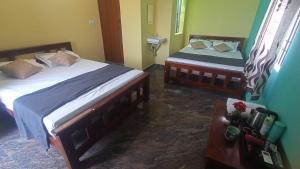 Postel nebo postele na pokoji v ubytování Karthik Residency Thiruvannamalai