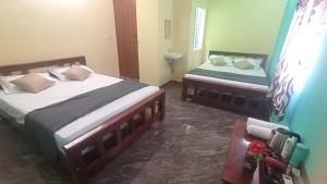 Postel nebo postele na pokoji v ubytování Karthik Residency Thiruvannamalai