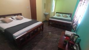 Postel nebo postele na pokoji v ubytování Karthik Residency Thiruvannamalai