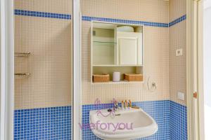 a bathroom with a sink and a mirror at weforyou Old Town Benalmadena in Benalmádena