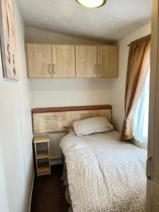 Postel nebo postele na pokoji v ubytování Red Deer Village Holiday Park - 3 Bedroom, Self Catering Static Caravan