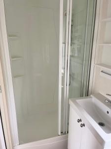 Koupelna v ubytování Red Deer Village Holiday Park - 3 Bedroom, Self Catering Static Caravan